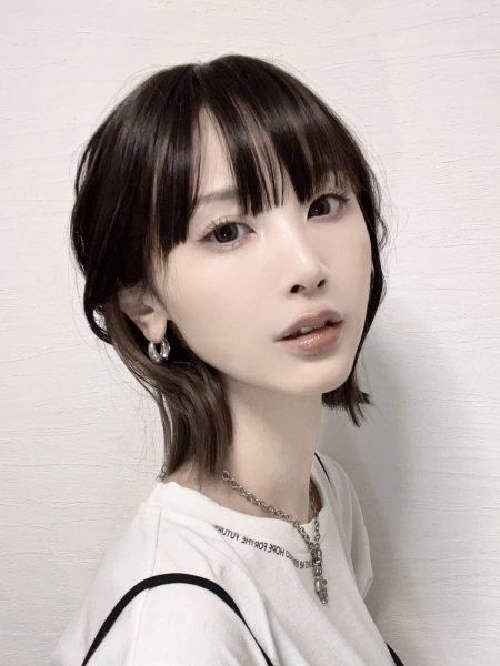 画像10: 艶消しファイバー【ぷつっとくびれボブ（イヤリングカラー）】ビターチョコ×アッシュ（軽量ウィッグ） (10)