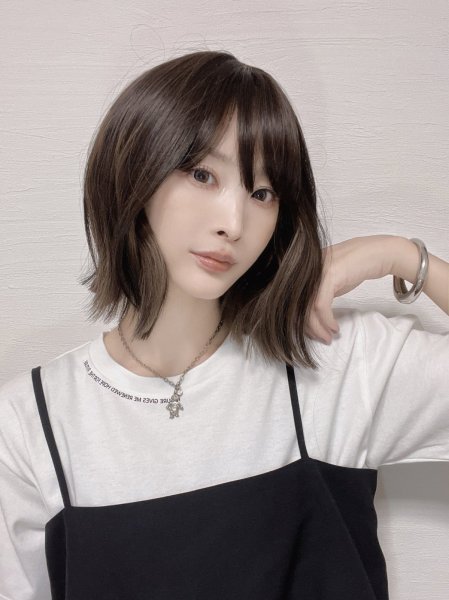 画像4: 艶消しファイバー【ぷつっとくびれボブ（イヤリングカラー）】ビターチョコ×アッシュ（軽量ウィッグ） (4)
